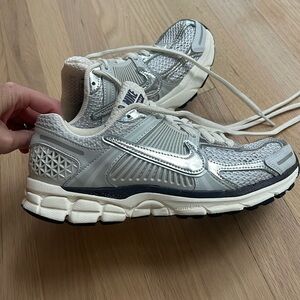 Nike women’s Vomero 5 Photon Dust/Chrome/Gridiron/Sail 8.5